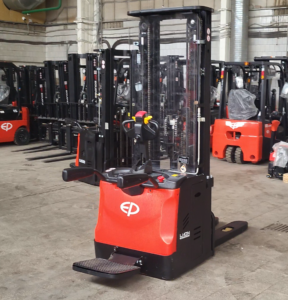Самоходный электрический штабелёр EP ES20-20RAS 3F550 (5500мм) с платформой для оператора