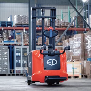 Самоходный штабелёр с противовесом RSC152 3F480