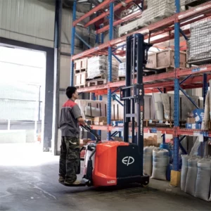 Самоходный штабелёр с противовесом RSC152 3F480